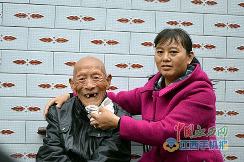 江西一女子视残疾伯父为生父 悉心照料24年无怨言