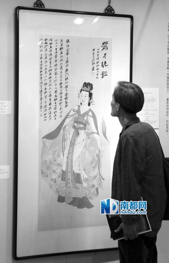 观众在香港苏富比2014年秋拍预展上观看张大千1953年作品《惊才绝艳》。2014年10月,该作品以6620万港元高价成交,为2001年上拍成交价的14倍。