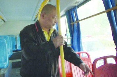 2老汉公交车抢座起争执 64岁老人突然抽搐身亡