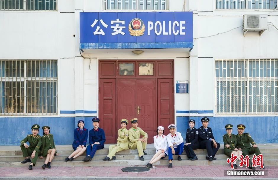 “准警官”大学生穿建国后6款警服拍毕业照(组图)