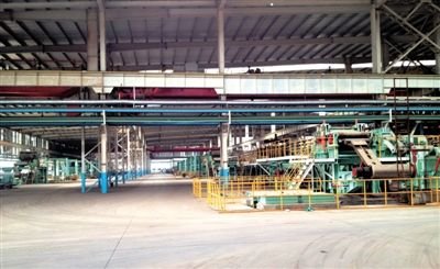 12月4日，三峡全通一个闲置的车间内，落满厚厚的尘土。该项目是郭有明在宜昌市委书记任上最大的政绩工程。新京报记者 孟祥超 摄