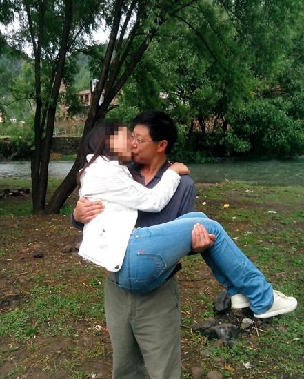 网传一副教授与女学生不雅照 学校：正在调查
