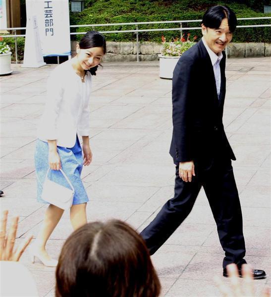 佳子公主与父亲访问滋贺县 欣赏高中生美术作品