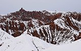 实拍冬日新疆吐鲁番火焰山落雪景观