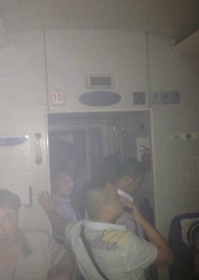 高清图—拉萨开往重庆的T224次列车车厢着火 被困隧道