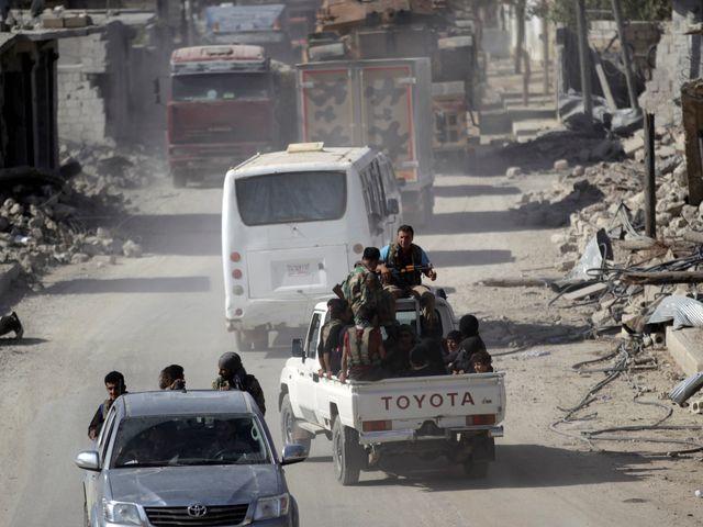 10月5日，反对派武装皮卡车行进在阿勒颇市一条街道上。