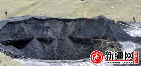 乌鲁木齐3人开货车装煤遇地陷 瞬间被吞噬(图)