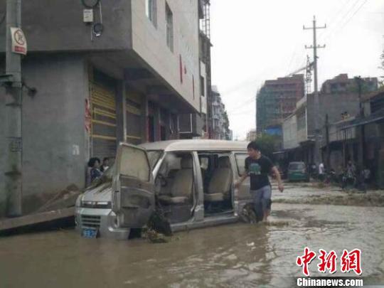 四川凉山越西县遭遇特大暴雨袭击致1死1失踪