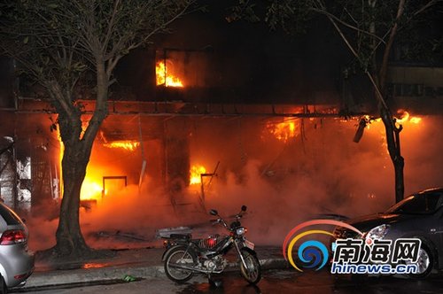 琼海一手机店突发大火 消防员用云梯救出三名