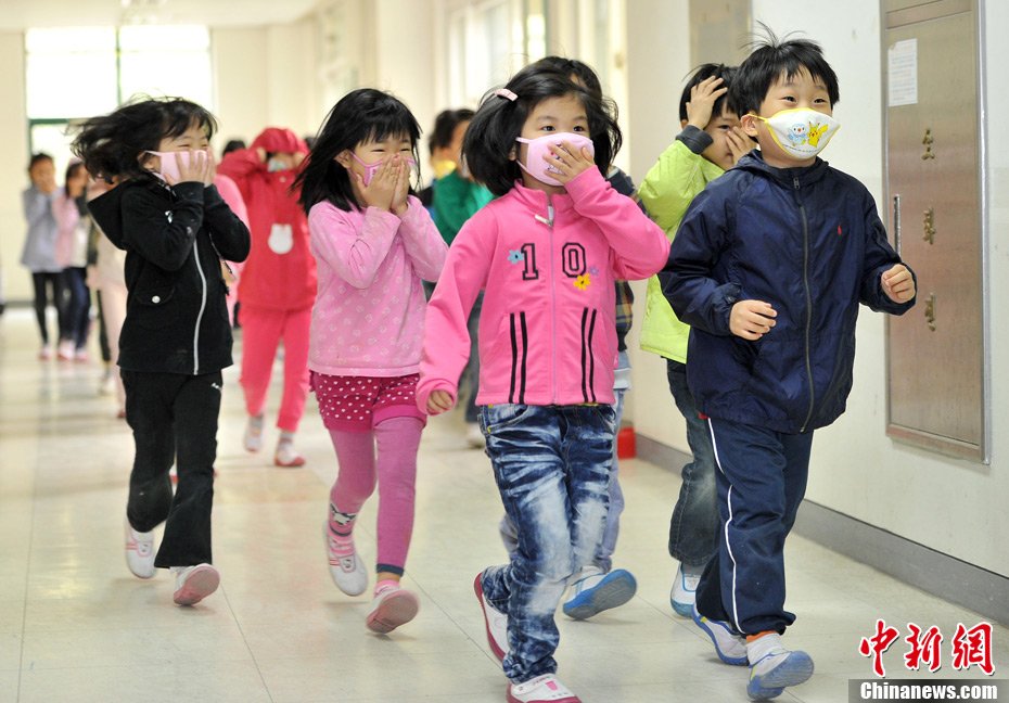 高清组图:韩国小学生参加地震逃生演习