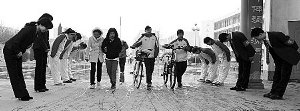 河南一中学喊感恩口号 师生相遇需相互鞠躬(图)