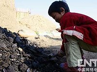女童零下17度穿破裤拖鞋