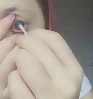 女子水源地洗脚 称“让市民喝我的洗脚水”，太嚣张！
