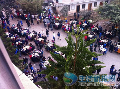 云南贫困县官员葬父大宴宾客5天 县委政府送花圈