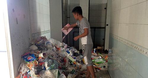 南昌大学推行自主保洁 党员班干部带头扫女厕