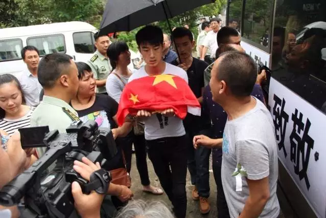 扫雷英雄程俊辉魂归故里 长寿父老乡亲迎接回家