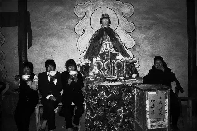 2004年5月3日,河南省伊川县。在寺庙里守护神像的人们。 2004年5月3日,河南省伊川县。在寺庙里守护神像的人们。