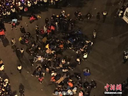 上海外滩发生踩踏事故 致25女10男35人死亡