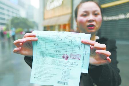 女子欲退婚纱照订金遭拒 店方要求其出示离婚