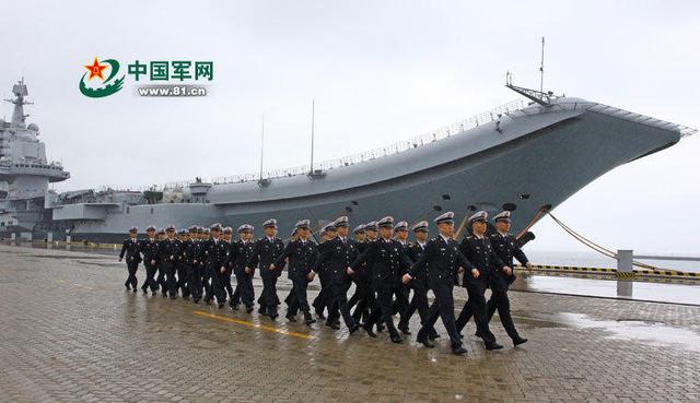 揭秘辽宁舰兵王：平均兵龄20年 与船厂一起改建航母