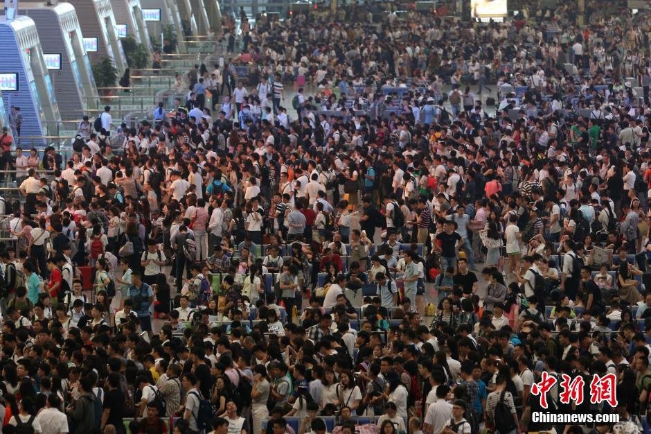 中国各地迎来端午小长假出行客流高峰