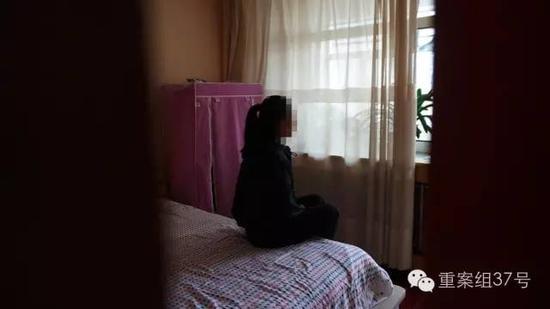 月27日下午,一名名被性侵女生坐在家中。 新京报记者 曹晓波 摄