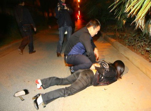 “下跪女”图片从微博中流出