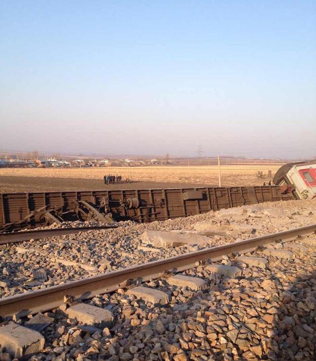 黑龙江一旅客列车发生脱线事故 15名旅客受伤