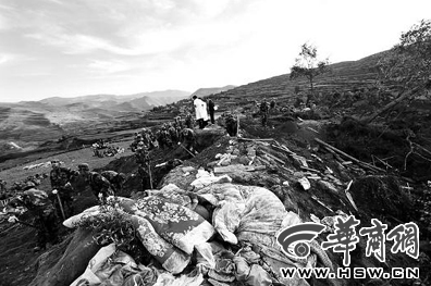 地震灾民：土像喷泉一样喷上去黑压压冲向房子