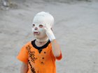 "Alive": la máscara de muñeca