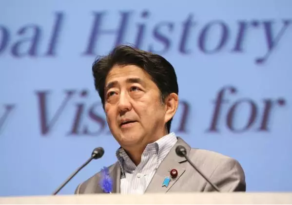 安倍在历史认识上虽然和日本的右派走的很近,但安倍政权的本质是现实