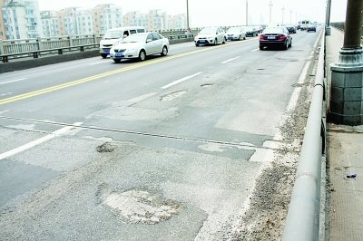 南京长江大桥暴雨后被“冲出”117个坑洞(图)