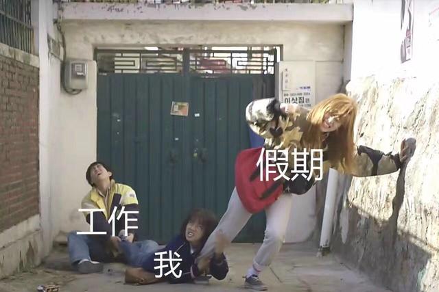 新闻哥吐槽：轿车占三个车位被泼腐蚀性液体 车主称是报复，我觉得您猜得很