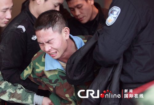 2012年2月29日，广东佛山，被警方带走时候，跳楼者依然在哭泣。