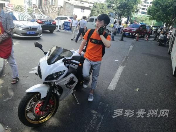 15岁少年骑无牌赛摩裸奔 称马上要去考驾照