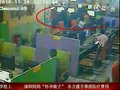 视频：实拍网管阻止歹徒偷手机被砍七菜刀