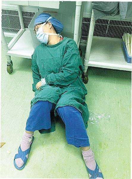 宁波女医生为抢救断指站16个小时 累瘫手术台旁