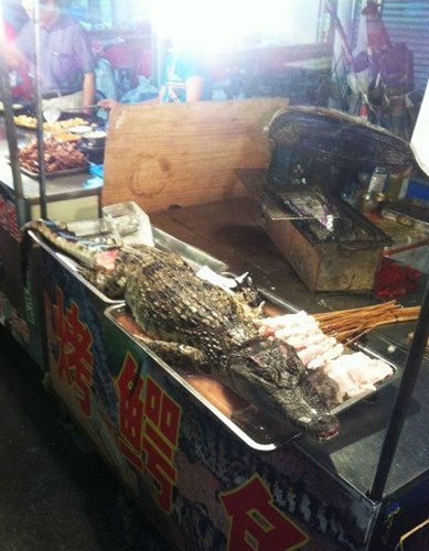 网曝摊贩卖烤鳄鱼肉 被砍3截用冰块保鲜(图)