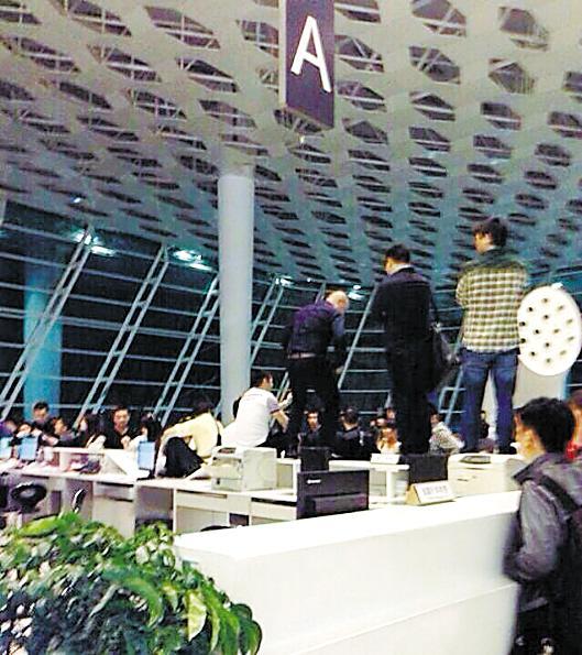 滞留乘客打砸深圳机场 多人被警方带走调查