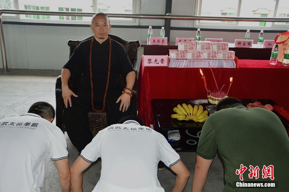 现金拜师学太极拳 师傅训斥:不差钱 8月8日,在成都市崇州尚武太极馆里