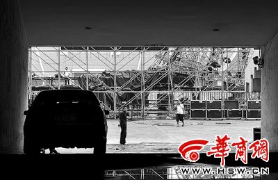 西安体育场1搭建舞台突然坍塌致6人受伤(图)