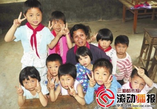 湖南山村教师坚持教学42年 患眼病怕休息不治