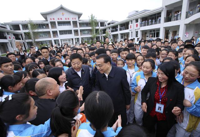 李克强考察震后重建的芦山二中：要建最坚固校舍