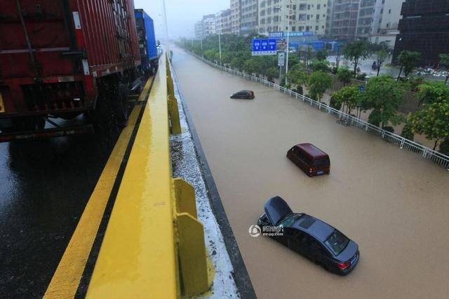 深圳遭遇7年来最大暴雨 全城内涝严重街道变河