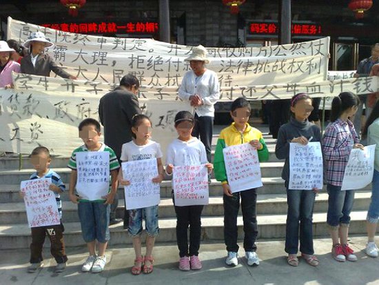 大理13名民工子女烈日下打标语替父母讨薪(图)