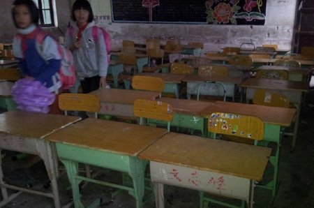 广东吴川学生自带桌椅上学调查:将配备新书桌