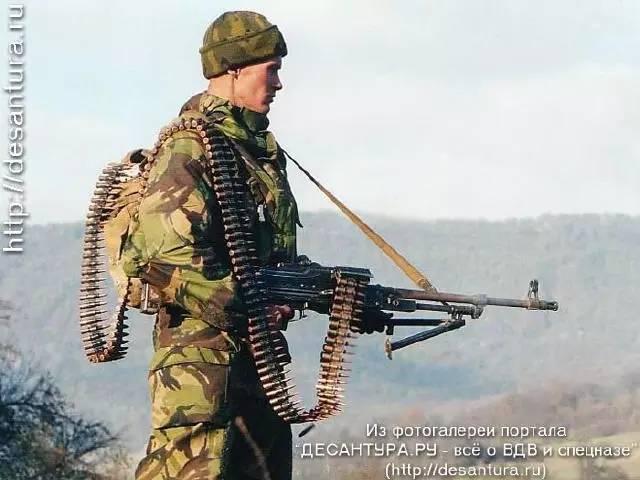 中国一机枪要5个兵伺候,战斗民族一个人就搞定