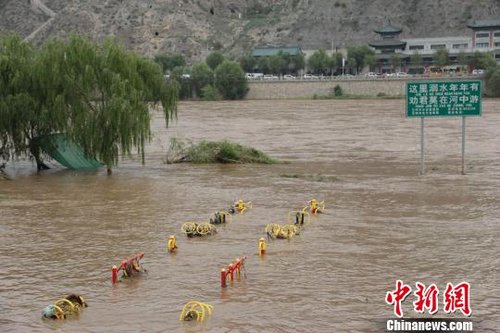 8月以来，由于黄河兰州以下河段持续较大流量，黄河干流局部地段堤防出现险情，沿岸部分滩地被淹、水利设施受损。解雯超摄