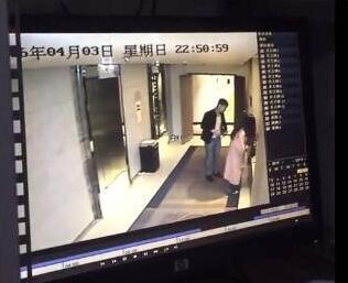 女子在酒店遭陌生男子袭击，作为男人看到暴力该出手时就出手！