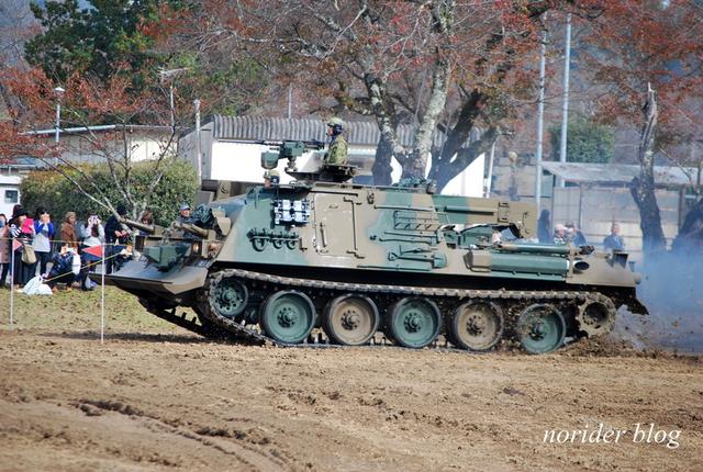 日本自卫队纪念日活动 96式装甲车跑掉轮子(组图)